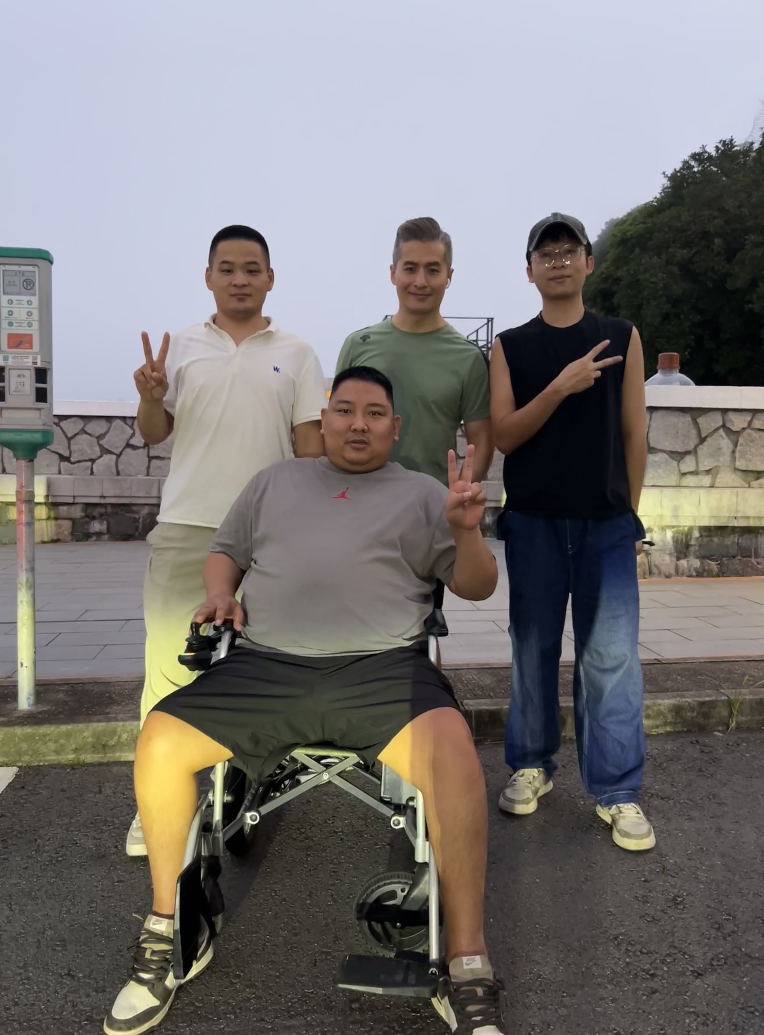 委托人与应承健康团队户外合影